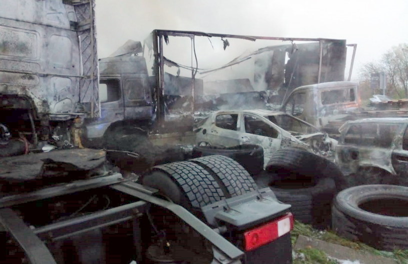 W pożarze całkowicie spłonęło 16 pojazdów, kilka innych zostało uszkodzonych /