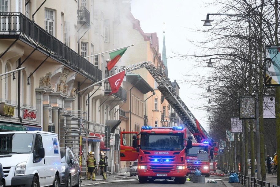 W pożarze poszkodowanych zostało 14 osób /FREDRIK SANDBERG /PAP/EPA