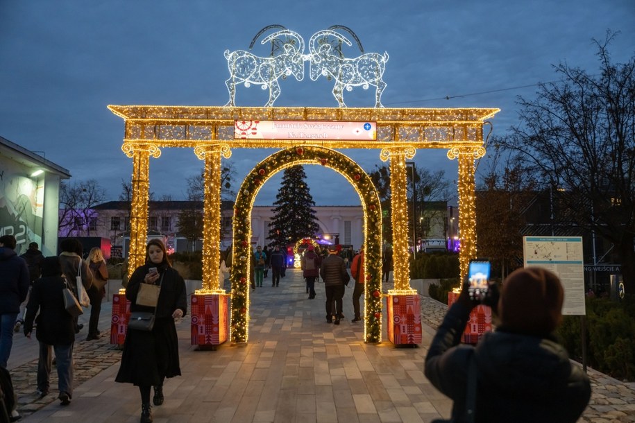 W Poznaniu bożonarodzeniowy jarmark świąteczny otwarto na terenie Międzynarodowych Targów Poznańskich /	Jakub Kaczmarczyk   /PAP
