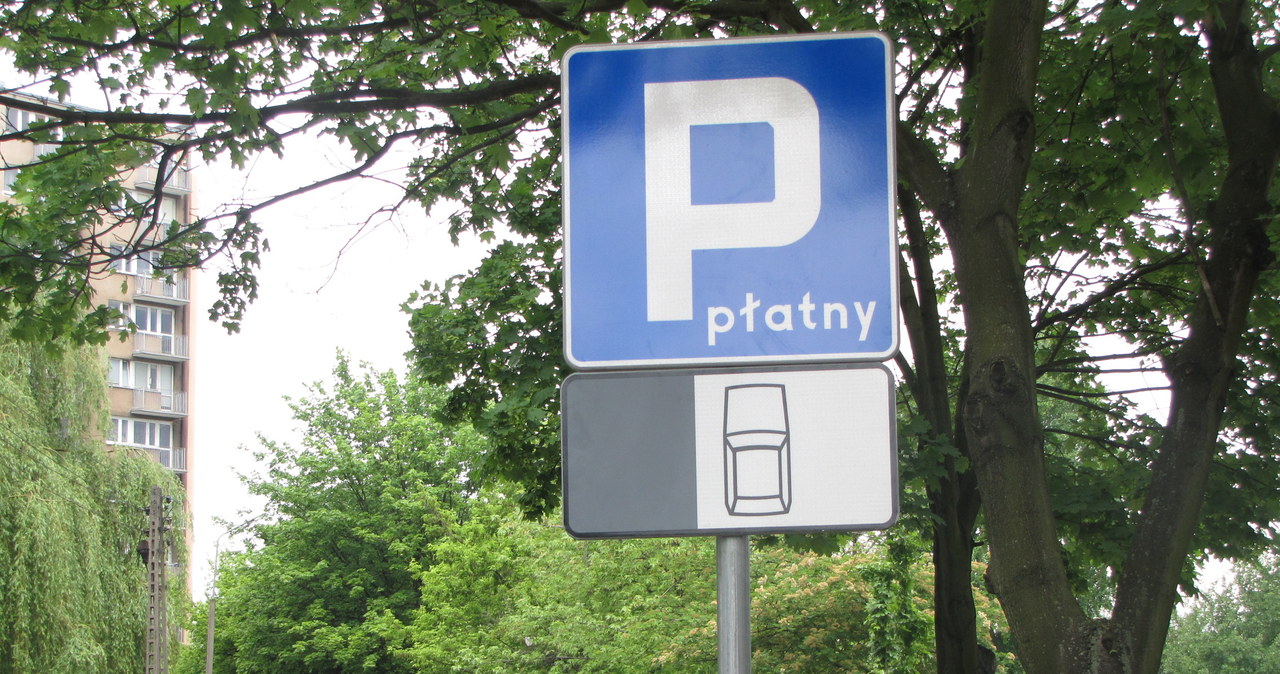 W Poznaniu parkomat stanął niemal w szczerym polu