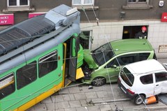 W Poznaniu tramwaj uderzył w budynek