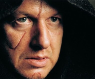 W późniejszych latach oglądaliśmy go jeszcze jako arbitra elegancji Petroniusza w "Quo Vadis" Jerzego Kawalerowicza oraz księdza Robaka w "Panu Tadeuszu" Andrzeja Wajdy.

- Granie w "Panu Tadeuszu" to taka przygoda, takie wyzwanie, że nie oglądając się na to czy wygramy, czy przegramy - warto zaryzykować. Także ze względu na nasze korzenie, na to, że wychowaliśmy się w tym kraju, na wszystko, co za sprawą "Pana Tadeusza" wiąże się z naszą kulturą. Uważałem, że trzeba spróbować, a biorąc pod uwagę, że miałem to robić z Andrzejem Wajdą, z operatorem Pawłem Edelmanem, ze wspaniałymi aktorami - można było rokować tej próbie powodzenie - mówił aktor.



 