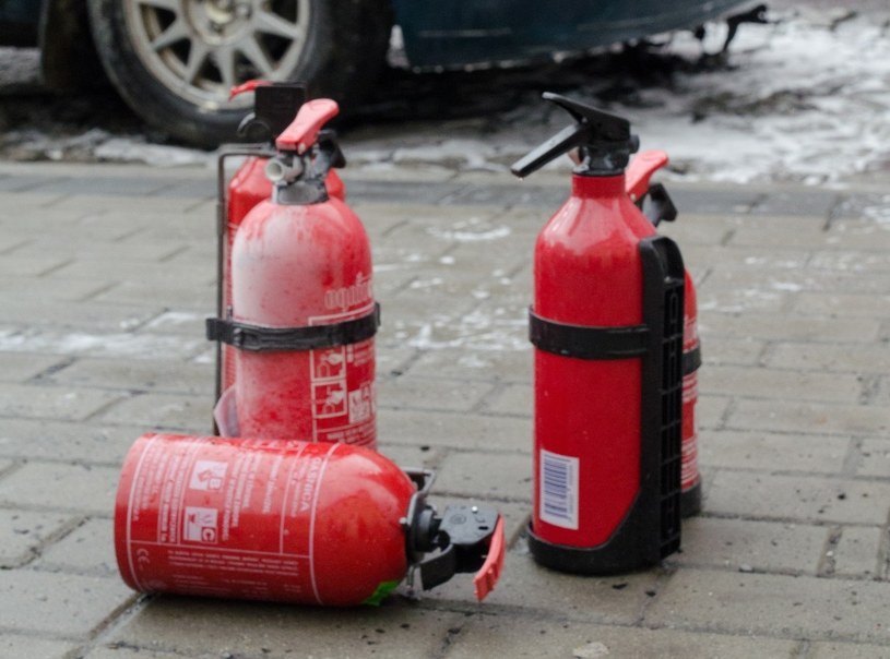 W praktyce, dysponując jedną gaśnicą, nie ugasimy pożaru samochodu /Tadeusz Koniarz /Reporter
