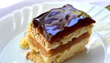 W PRL-u było hitem każdej prywatki. Nazwa tego ciasta idealnie oddaje jego smak  