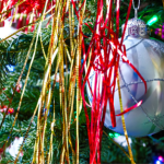 W PRL-u były na każdej choince. Dzisiaj znowu stają się świątecznym przebojem