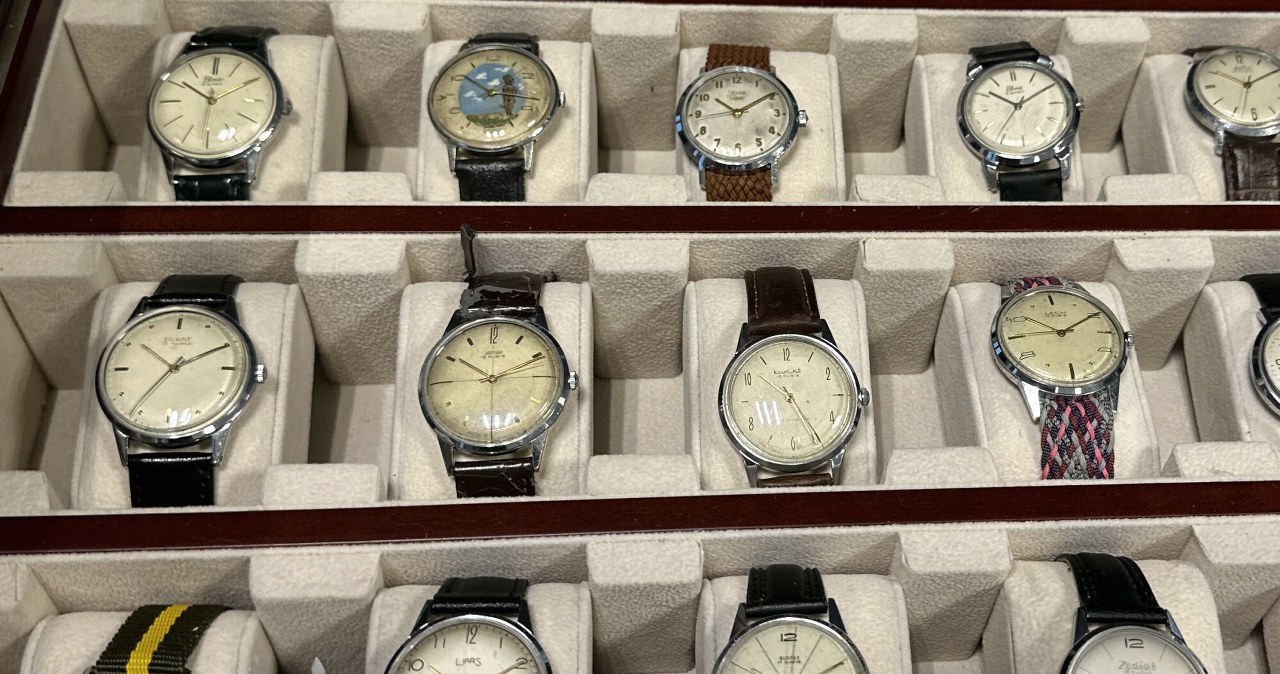 ​W PRL-u nosiło je wiele osób. Dziś kolekcjonerzy płacą za nie krocie /Stach Antkowiak/REPORTER /East News