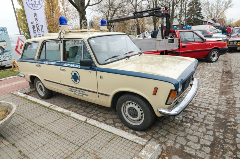 W PRL-u popularne były również Fiaty 125p, które transportowały pacjentów do szpitali /ARKADIUSZ ZIOLEK /East News