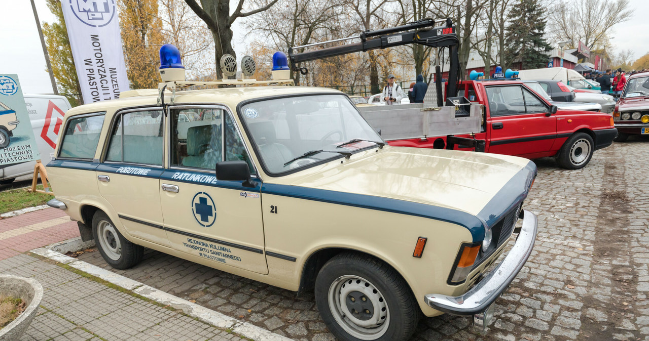 W PRL-u popularne były również Fiaty 125p, które transportowały pacjentów do szpitali /ARKADIUSZ ZIOLEK /East News