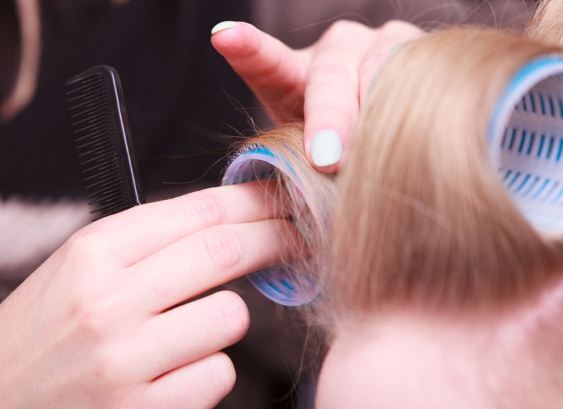 W PRL-u zawijano włosy na wałki lub papiloty, aby uzyskać zmysłowe fale /123RF/PICSEL
