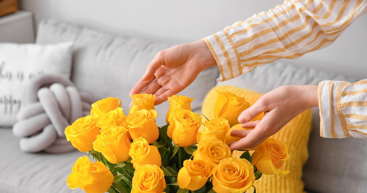 W prosty sposób możesz przedłużyć świeżość kwiatów w wazonie /123RF/PICSEL