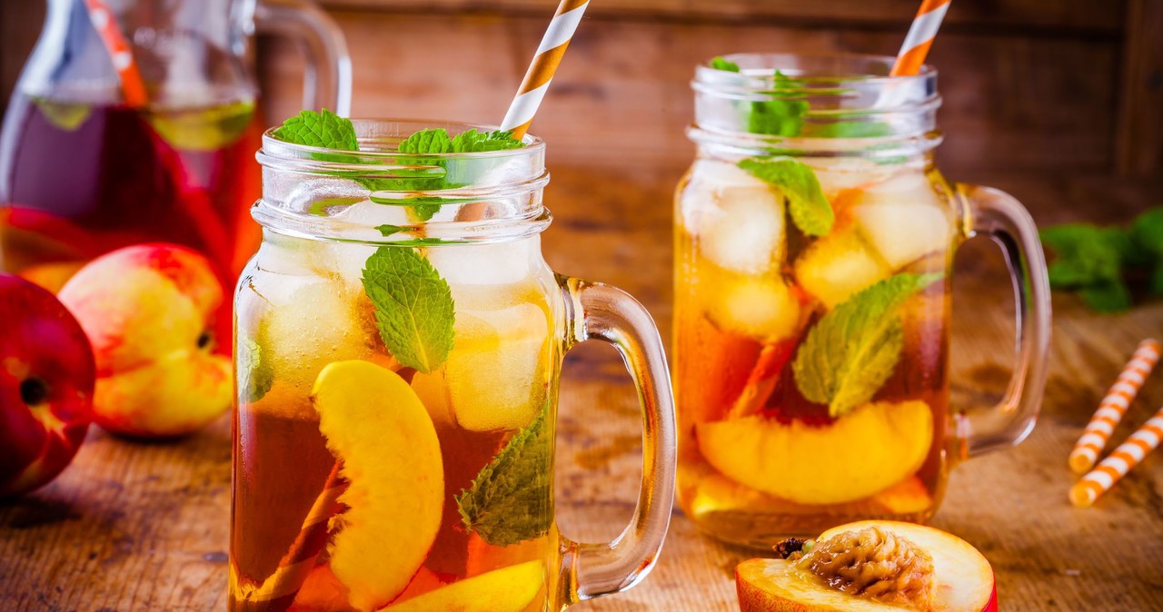 W prosty sposób można przygotować brzoskwiniową ice tea w wersji domowej /123RF/PICSEL