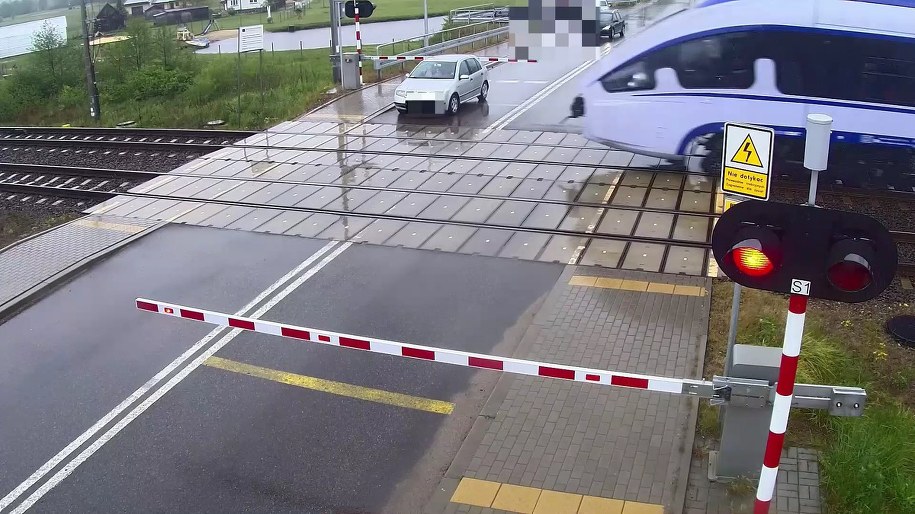 W Prostyni w gminie Małkinia Górna kierowca wjechał za opuszczone rogatki /KPP w Ostrowi Mazowieckiej /