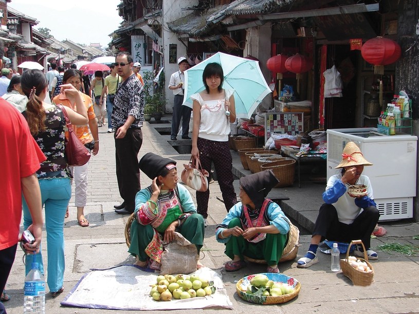 W prowincji Yunnan, najbardziej zróżnicowanej pod względem etnicznym, na tradycyjnym targu w mieście Dali handlują owocami przedstawiciele lokalnych mniejszości /Krystyna Żurek-Góralczyk /Wydawnictwo Muza