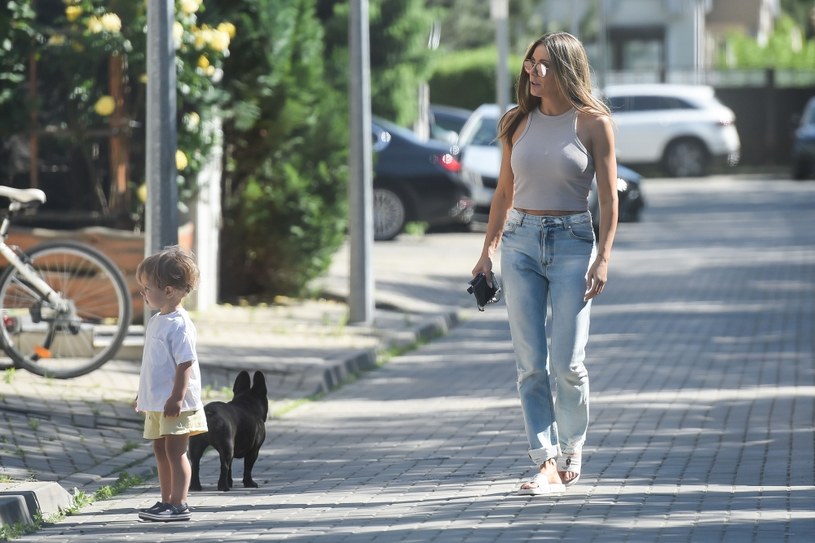 W przechadzce po okolicy Małgorzacie Rozenek-Majdan towarzyszyły psy /pomponik exclusive