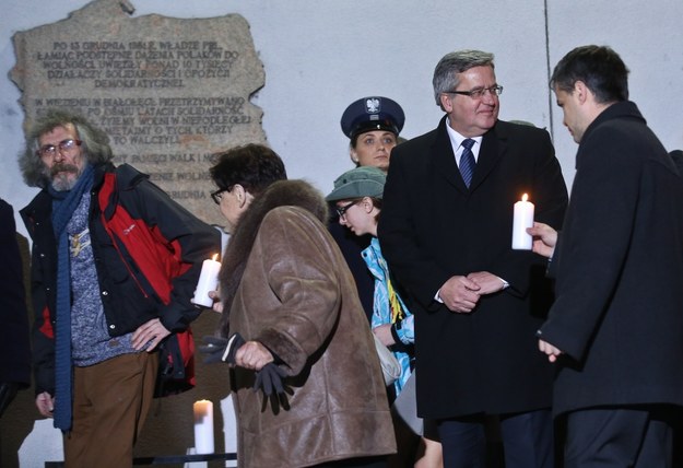 W przededniu 33. rocznicy wprowadzenia stanu wojennego prezydent Bronisław Komorowski zapalił świecę pamięci przed Aresztem Śledczym Warszawa Białołęka. Towarzyszyły mu osoby internowane 13 grudnia 1981 roku /Rafał Guz /PAP