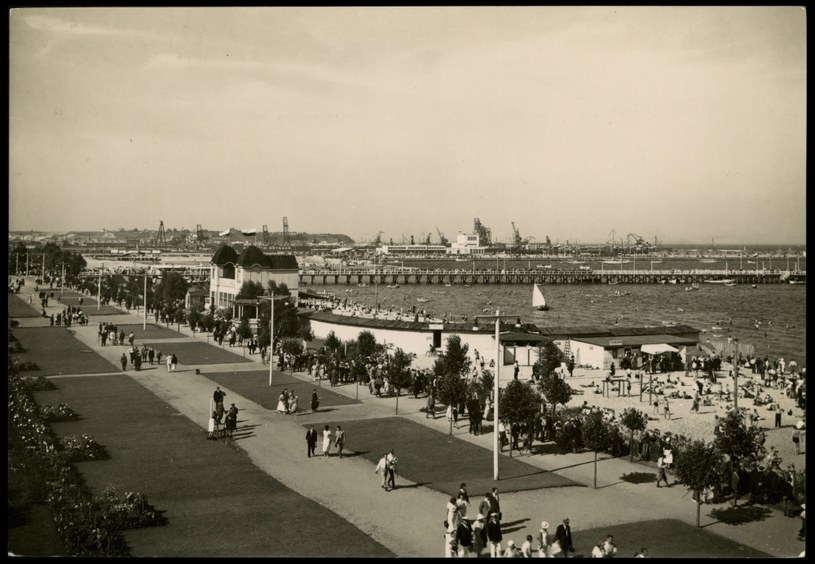 W przedwojennej Gdyni życie turystyczne toczyło się głównie w okolicy nowo wybudowanego portu, lata 1930–1939. Fot. zbiory Biblioteki Narodowej /materiały prasowe