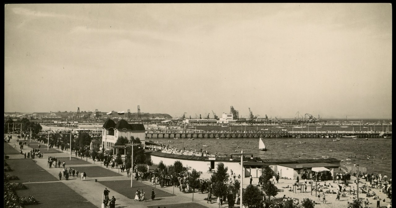 W przedwojennej Gdyni życie turystyczne toczyło się głównie w okolicy nowo wybudowanego portu, lata 1930–1939. Fot. zbiory Biblioteki Narodowej /materiały prasowe
