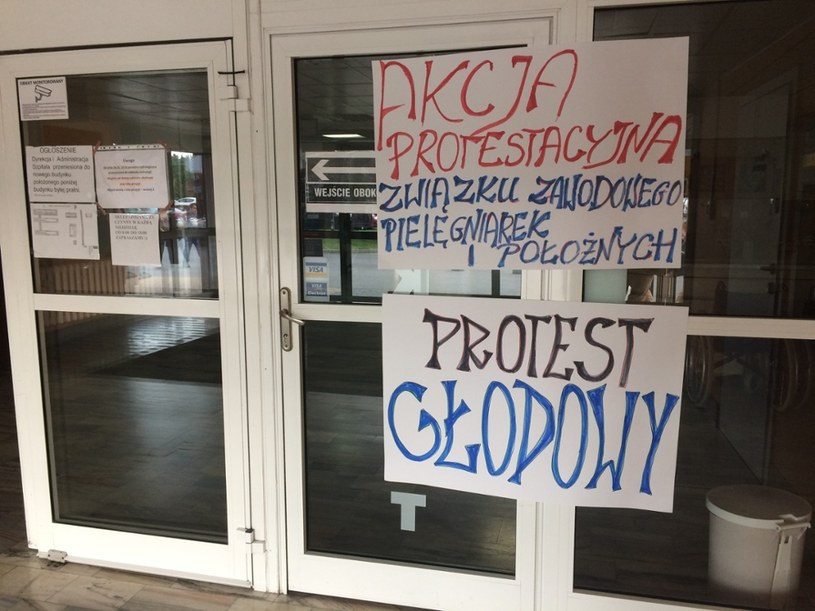 W Przemyślu pielęgniarki nie odeszły od łóżek pacjentów. Pracują normalnie, a w akcji uczestniczą w czasie wolnym /Kamil Krukiewicz /Reporter