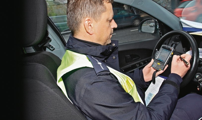W przenośnym komputerze policjant sprawdzi, czy kierowca posiada prawo jazdy. /Motor