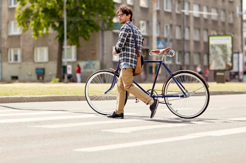 W przepisach dotyczących rowerów mówi się o prowadzeniu po użyciu alkoholu. Co to oznacza? /123RF/PICSEL