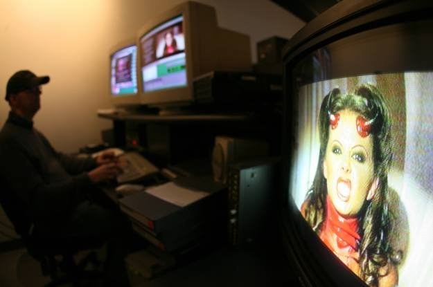 W przeprowadzanych online atakach często "podrzuca się" pornografię /AFP