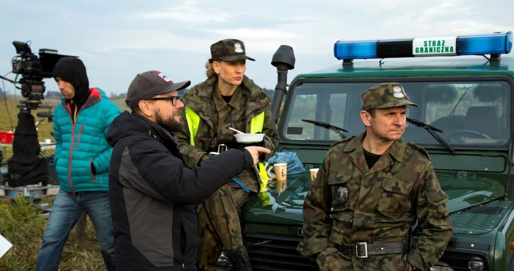 W przerwach ekipa rozgrzewa się gorącym posiłkiem i herbatą. Na zdj. Magdalena Popławska i Bartłomiej Topa. /Krzysztof Wiktor /HBO