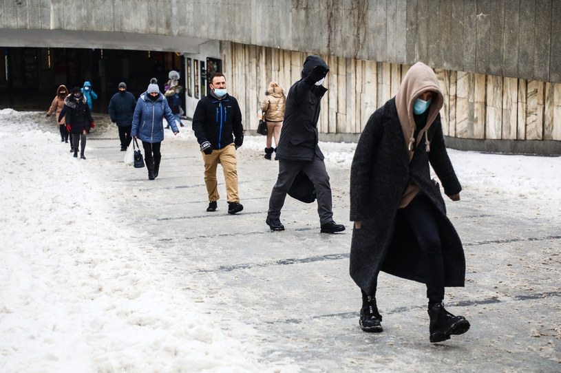 W przestrzeni publicznej obowiązuje nakaz noszenia maseczek /Beata Zawrzel/NurPhoto /Getty Images