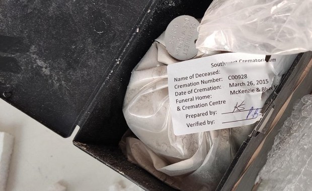 W przesyłce miały być przyprawy, a były... ludzkie prochy