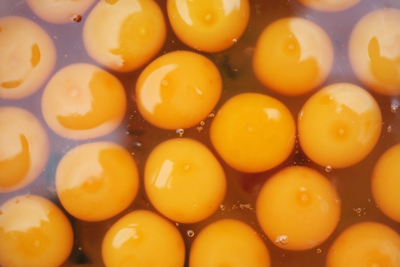 W przygotowywaniu maseczek możesz korzystać również z naturalnych składników, np. mleka, żółtek jaj, ziół /123RF/PICSEL
