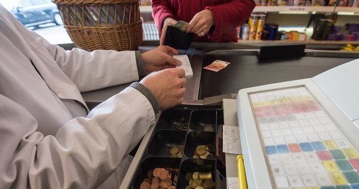W przymusowych sytuacjach bezrobotni w RFN mogą odebrać zapomogę w kasie supermarketu czy drogerii /Deutsche Welle