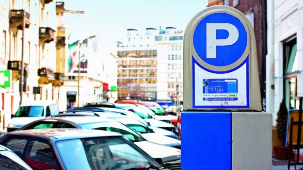 Płatne parkowanie a awaria parkometru W przypadku awarii najbliższego parkometru bilet należy kupić w innym urządzeniu. /Motor
