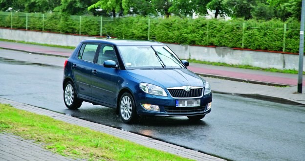 W przypadku deszczu widoczność staje się ograniczona. W związku z tym kierowca musi włączyć światła mijania. /Motor