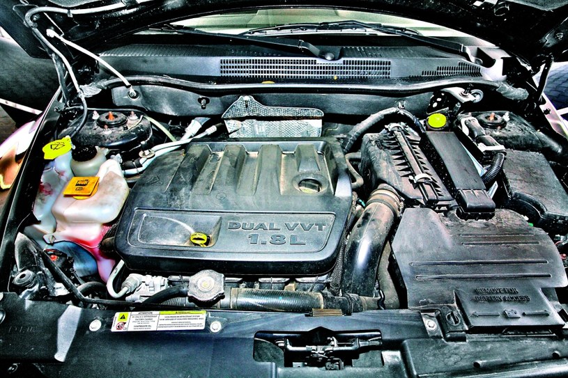 W przypadku Dodge'a polecamy podstawową wersję benzynową 1.8. Jest trwała i wystarczająco dynamiczna. Diesel 2.0 CRD został zapożyczony od Volkswagena. Imponuje dynamiką, spala mniej niż wysokoprężny PT Cruiser, ale często się psuje i jest kosztowny w naprawach. /Motor