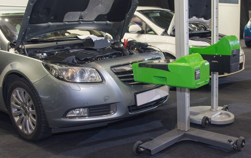 En el caso de automóviles con lámparas autonivelantes, se requiere equipo adecuado para su posible ajuste / 123RF / PICSEL
