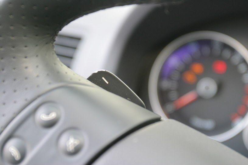 W przypadku skrzyni DSG, biegi można zmieniać ręcznie łopatkami na kole kierownicy. /Motor