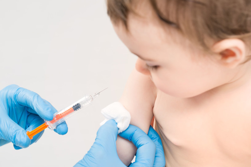 W przypadku szczepionki MMR ewentualne objawy poszczepienne występują dopiero po 7 czy nawet 10 dniach od podania /123RF/PICSEL