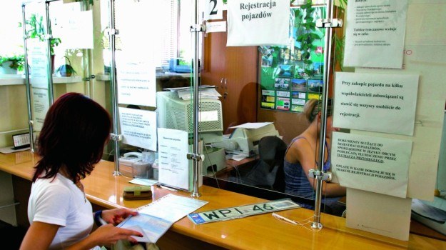 Rejestracja samochodu a zmiana adresu W przypadku zmiany adresu do umowy kupna-sprzedaży należy dołączyć odpowiednie oświadczenie. /Motor