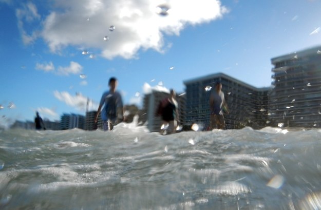 W przyszłości wiele miast może znaleźć się pod wodą /AFP
