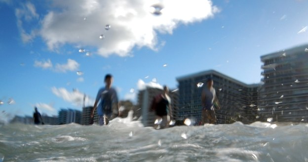 W przyszłości wiele miast może znaleźć się pod wodą /AFP