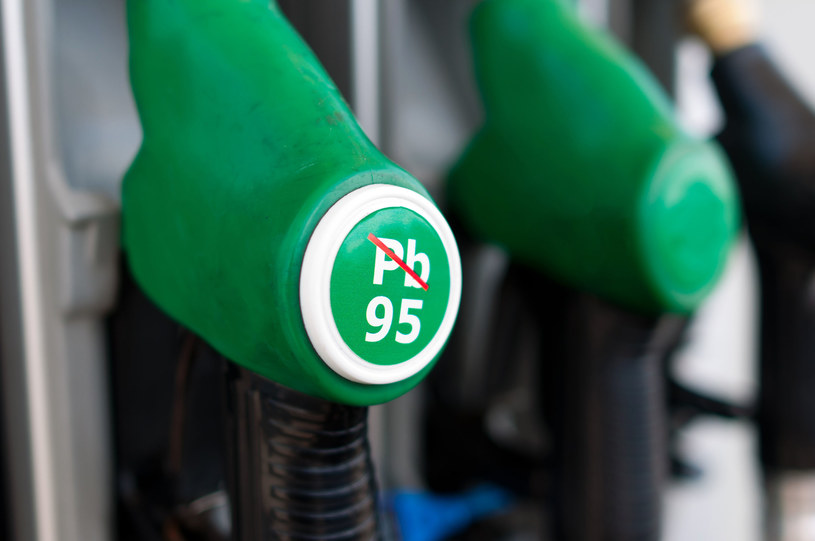 W przyszłym roku będziemy mogli zatankować benzynę E10 - o zwiększonej zawartości bioetanolu /123RF/PICSEL