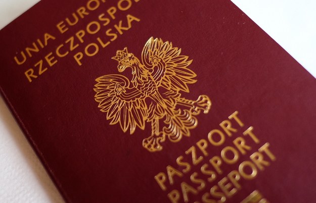 W przyszłym roku ma pojawić się nowy wzór polskiego paszportu z szatą graficzną upamiętniającą 100-lecie Niepodległości Państwa Polskiego. Tego roku również ważność straci 1,3 mln polskich paszportów /Darek Delmanowicz /PAP