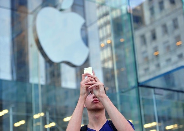W przyszłym roku wreszcie pojawią się iPhone'y z nowymi przekątnymi ekranu? /AFP