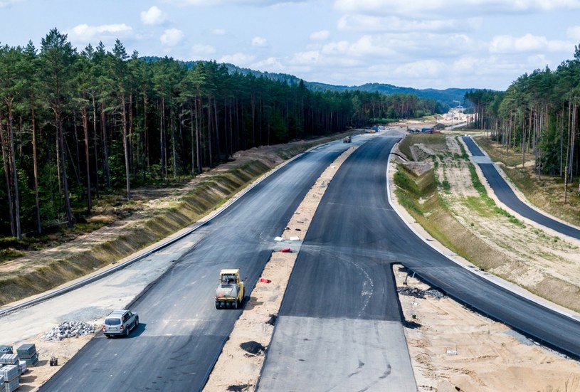 W przyszłym roku  zostanie oddanych do użytku ponad 400 km nowych dróg /Przemek Swiderski/REPORTER /Informacja prasowa