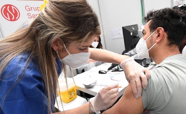 W przyszłym tygodniu do Polski dotrze 2,4 mln dawek szczepionki Pfizera