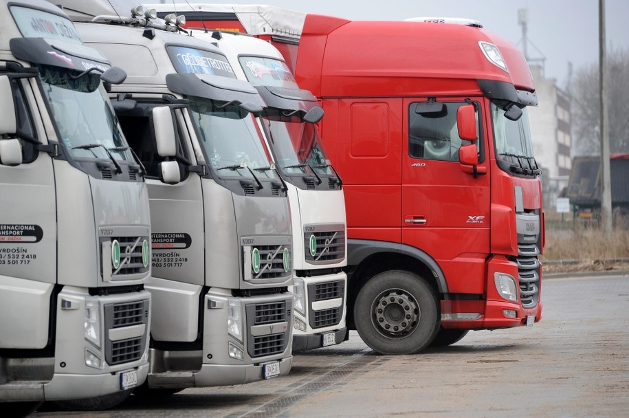 W ramach akcji protestacyjnej przewoźnicy wyjadą na drogi w kilkunastu miejscach kraju /Marcin Bielecki /PAP