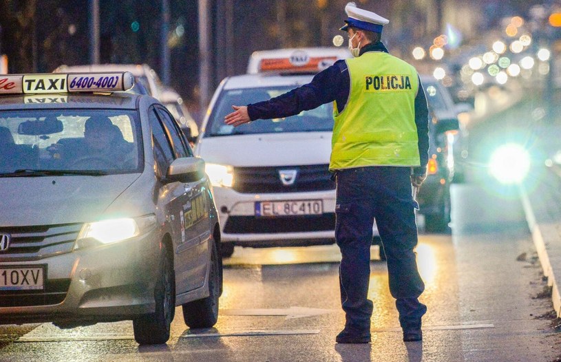 W ramach akcji "Twoje Światła - Nasze Bezpieczeństwo" policja prowadzi kontrole świateł /Piotr Kamionka /Reporter