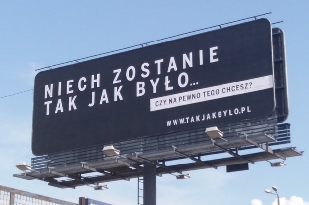 W ramach kampanii Polskiej Fundacji Narodowej nt. reformy sądownictwa na ulicach polskich miast pojawiły się takie billboardy /Marek Wiosło /RMF FM