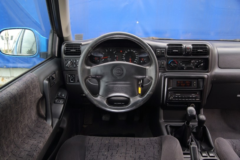 W ramach liftingu z 1998 r. producent odświeżył wnętrze. Deska rozdzielcza jest wykonana z twardych materiałów. O terenowej naturze auta przypominają dwa lewarki na tunelu środkowym. /Motor