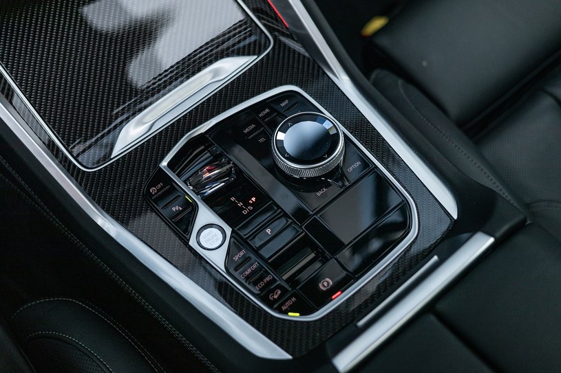 W ramach modernizacji BMW X6 zrezygnowano z dźwigni automatycznej skrzyni na rzecz niewielkiego przełącznika /Karol Tynka /INTERIA.PL