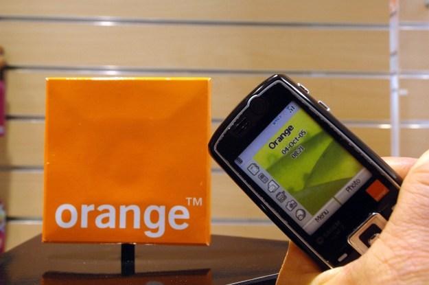 W ramach promocji klienci Orange będą dostawali dwa razy więcej minut lub bonusowe SMS-y /AFP